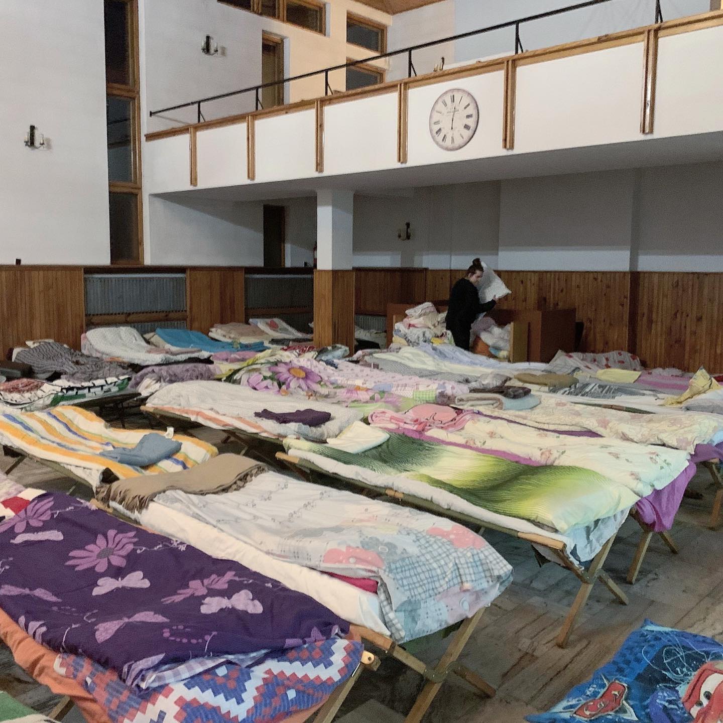 （圖／教會希望騰出更多空間擺放供難民休息的床舖。（圖／翻攝自FB@European Baptist Federation）